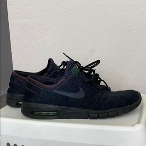 All black Nike Stefan Janoski